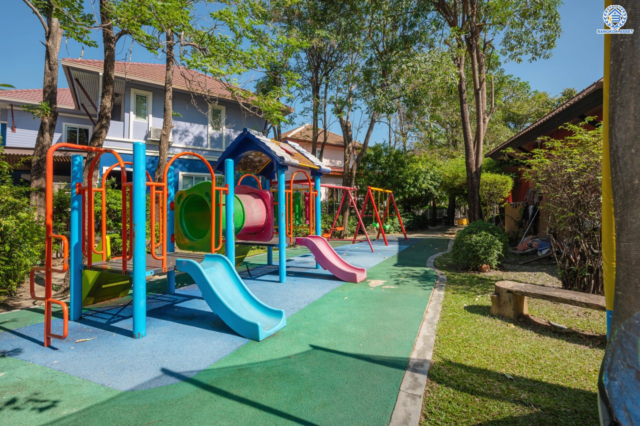 บ้านมือสองตกแต่งใหม่ โครงการ ปริญญดา เกษตร-นวมินทร์ หลังมุม เนื้อที่ 40.5 ตร.ว. ฟังก์ชัน 3 ห้องนอน 3 ห้องน้ำ 2 ที่จอดรถ บ้านทำเลเมือง การเดินทางสะดวกเชื่อมต่อถนนประเสริฐมนูกิจ ถนนรามอินทรา ถนนพหลโยธิน ใกล้เซ็นทรัล อีสต์วิลล์ โรงเรียนเลิศหล้า และใกล้จุดขึ้นทางด่วน "ฉลองรัช"